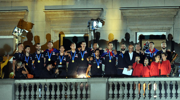 ДОЧЕК “ОРЛОВА” НА БАЛКОНУ”: Овације, аплаузи, бакље, заједничко певање химне и једно обећање одбојкаша (ФОТО/ВИДЕО)