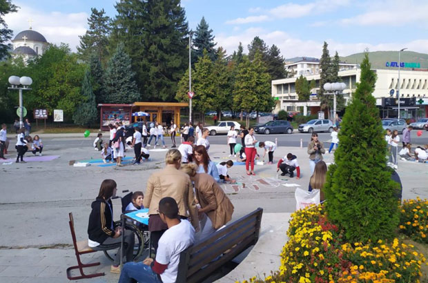 Деца цртала на асфалту