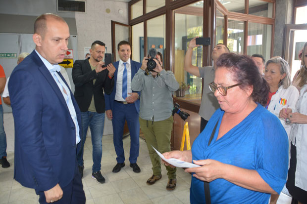 Министар Лончар обишао домове здравља, проблеми - касне документа