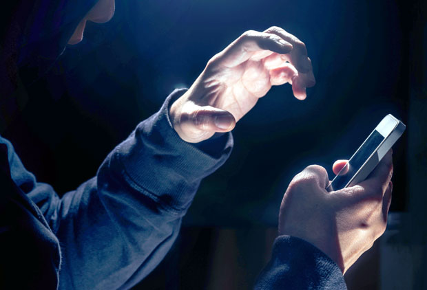 Нови Сад: Претукли младића и отели му телефон