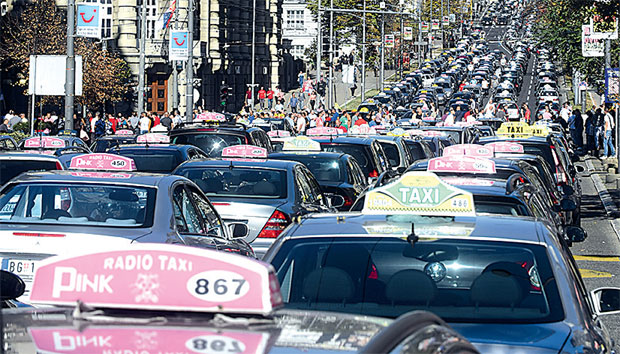 БЛОКАДА ДО ГАШЕЊА АПЛИКАЦИЈА: Таксисти два претходна дана паралисали престоницу, исти сценарио грађане чека и среду