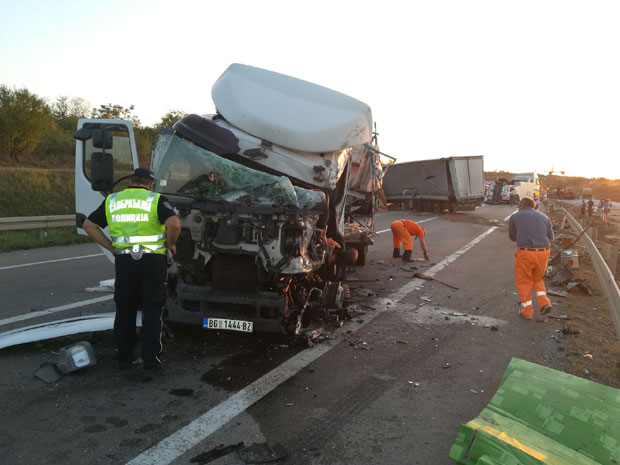 ТЕЖАК УДЕС КОД ОРЛОВАЧЕ: У судару два камиона погинула једна особа (ФОТО / ВИДЕО)