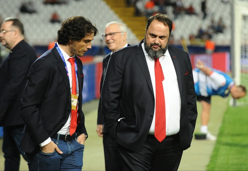 Председник Олимпијакоса разбио телефон, тренер Мартинс се жали због црвеног картона