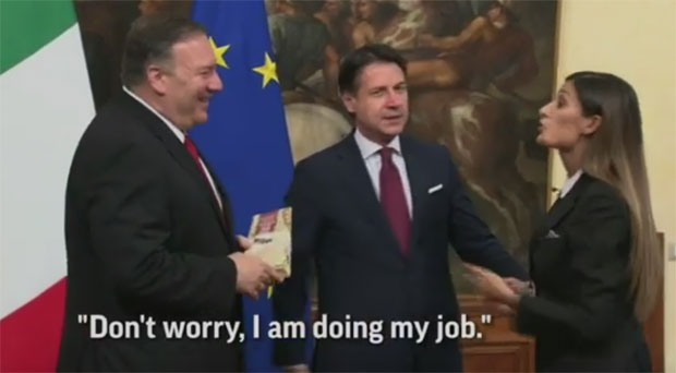 Новинарка Помпеу поклонила парче пармезана, интервенисало обезбеђење (ВИДЕО)