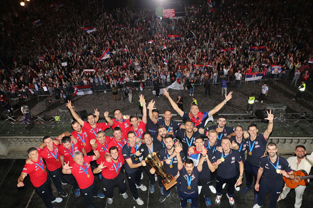 Никола Роквић дочекао златне одбојкаше новом песмом (ВИДЕО)