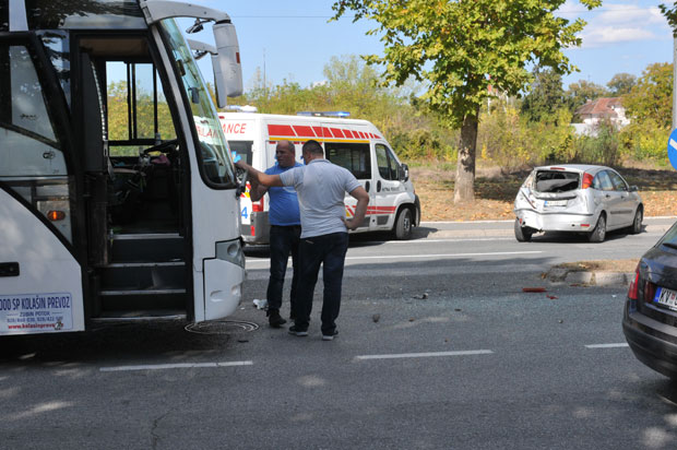 УДЕС У КРАЉЕВУ: Аутобус ударио у ауто, повређена жена