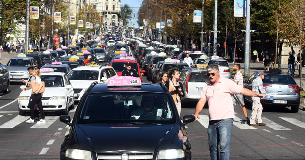 ПРОТЕСТ ТАКСИСТА ХИТ НА ТВИТЕРУ: Чујем да ће и поштари да блокирају БГ док држава не укине Вибер (ФОТО)
