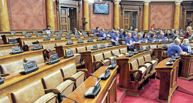 ПО ЏЕПУ ЗА НЕОПРАВДАНИ: Да ли ће посланици да плаћају недолазак на седнице Скупштине?
