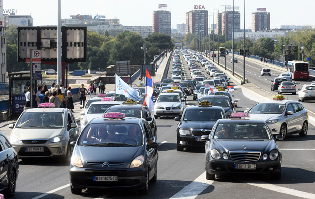 БЕОГРАД ПАРАЛИСАН, ТАКСИСТИ ПОРУЧУЈУ: Гасите апликације или блокирамо све мостове