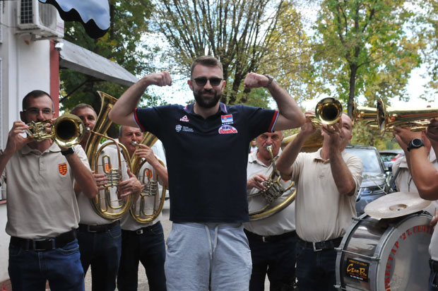 ОВАЦИЈЕ НАЈБОЉЕМ ЕВРОПСКОМ ОДБОЈКАШУ: Сјајан дочек за Уроша Ковачевића у Краљеву (ФОТО)