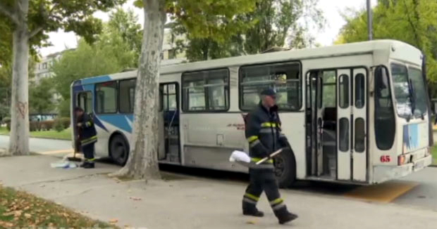 ЗАГЛАВИЛА ЈОЈ СЕ РУКА ПА ЗАВРШИЛА ПОД ТОЧКОВИМА: Старица тешко повређена приликом изласка из аутобуса