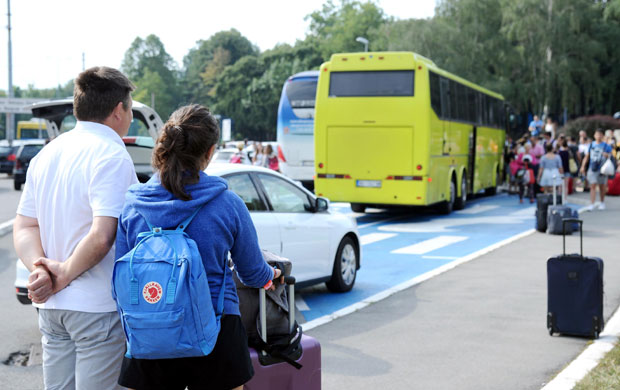 ХРВАТИ ИХ ЗАУСТАВИЛИ, МАЂАРИ ПРОПУСТИЛИ: Ђаци 9. београдске гимназије морају наоколо до Словеније