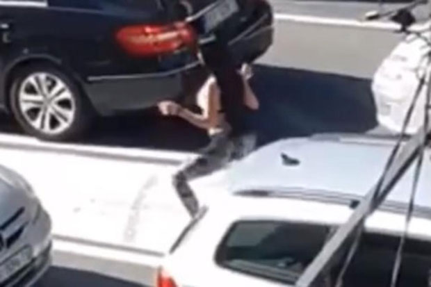 НЕСВАКИДАШЊА СЦЕНА ТОКОМ ПРОТЕСТА ТАКСИСТА: Док се Београђани нервирају због блокаде улица, девојка тверкује (ВИДЕО)