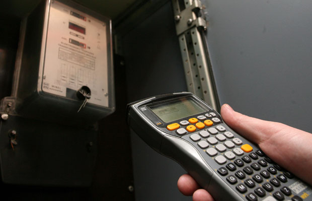 ПСОВАО ГА И ПРЕТИО МУ: Шипком јурио радника који очитава струју, а то није све...