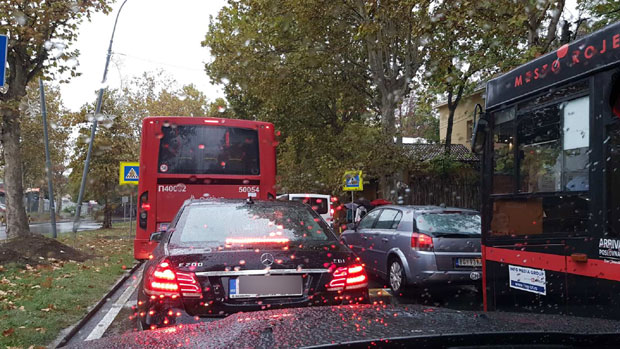 ЈУТАРЊИ ШПИЦ У БЕОГРАДУ: Колона возила у Булевару ослобођења (ФОТО / ВИДЕО)