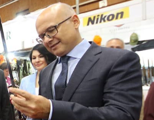 Шпијунка: Милош Вучевић штап бира и сину