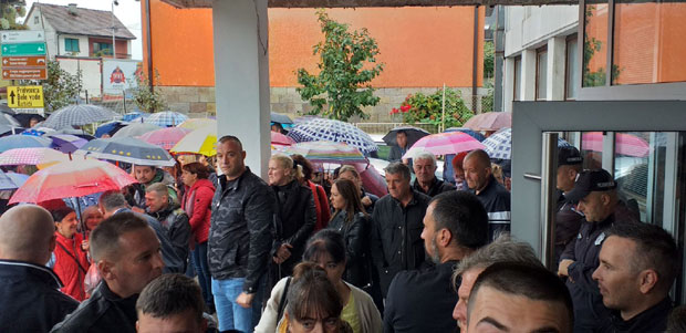 РАДНИЦИ МИЛАНА БЛАГОЈЕВИЋА ИСПРЕД СУДА: Бране директора од оптужби