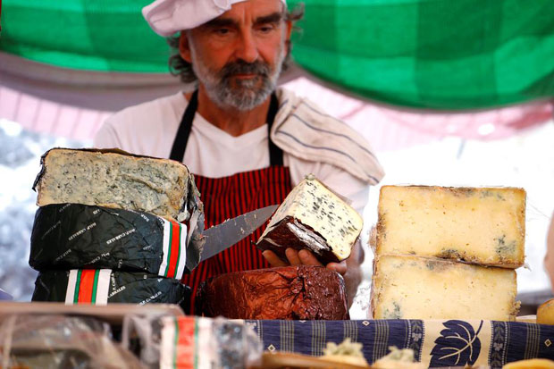 ЦАРИНСКИ РАТ ИЗМЕЂУ САД И ЕУ: Сиреви плаћају авионску штету