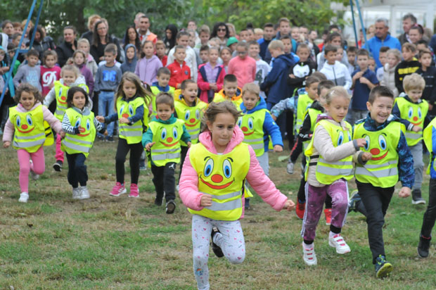 ЗА СРЕЋНИЈЕ ДЕТИЊСТВО: Хуманитарни крос краљевачких основаца и предшколаца