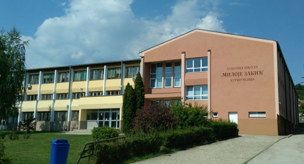 ГУРАЛИ МУ ГЛАВУ ПОД ЧЕСМУ: Смењена директорка школе због вршњачког насиља