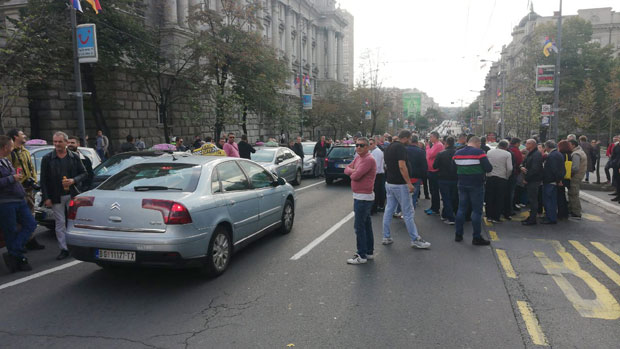 БЛОКАДА БЕОГРАДА, 5. ДАН: Кошкање таксиста и незадовољних грађана; Бијелић: Блокирамо мостове 14. октобра! (ФОТО)