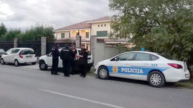 Специјална полиција претреса кућу Душка Кнежевића (ФОТО)