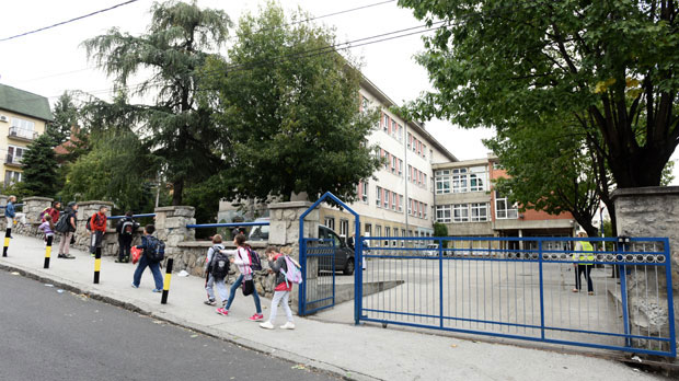 Ученици се потукли, разредна добила ударац у главу