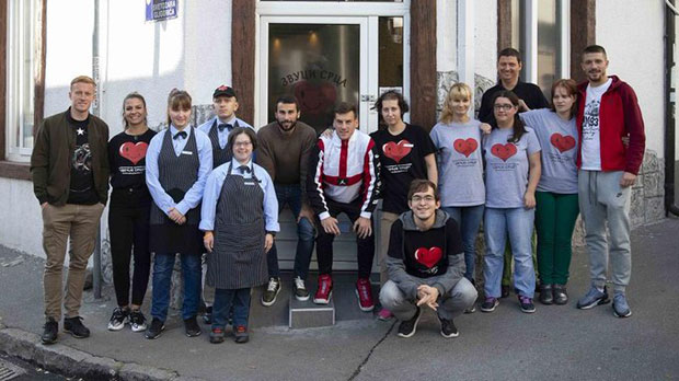 Фудбалери Црвене звезде у посебном кафићу Звуци срца 