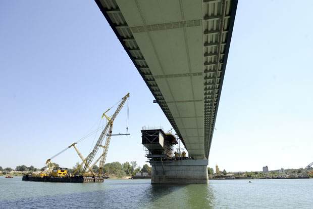 Раднику дизалица прешла преко главе на Остружничком мосту
