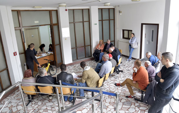 У центру Београда можете да купите ципеле за 50 динара, а бицикл за 2.000: Шта смо још видели на лицитацији изгубљених ствари