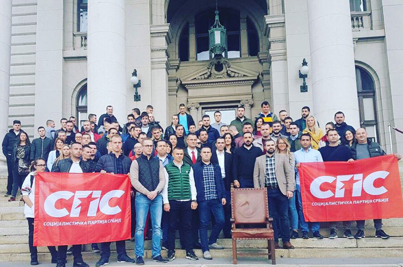 Омладина СПС вратила у скупштину фотељу, украдену 5.октобра