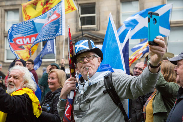 МАРШ ЗА НЕЗАВИСНОСТ ШКОТСКЕ: 250 хиљада људи на улицама Единбурга (ФОТО / ВИДЕО)