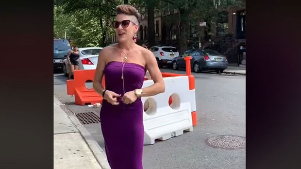 СНИМАК КОЈИ ДАМЕ МАСОВНО ДЕЛЕ: Жена на улици показује како једну хаљину носити на чак 8 различитих начина