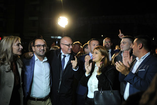 РЕАКЦИЈЕ ПОСЛЕ ИЗБОРА: Митровчани прославили апсолутну победу Српске листе; Брнабић: Хвала српском народу