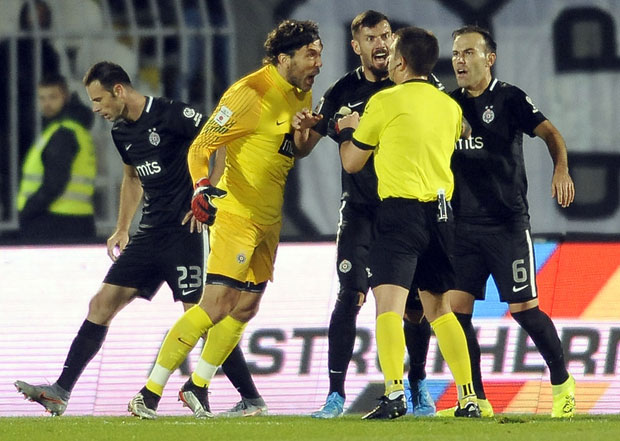 СУДИЈА КОЧИО, ДЕВИЋ ШОКИРАО: Вождовац у Хумској победио Партизан