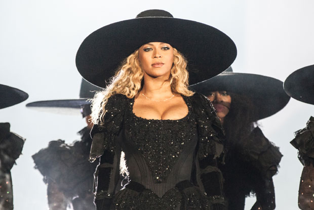 Певачица објавила нове фотографије: Фанови се питају да ли је трудна (ФОТО)