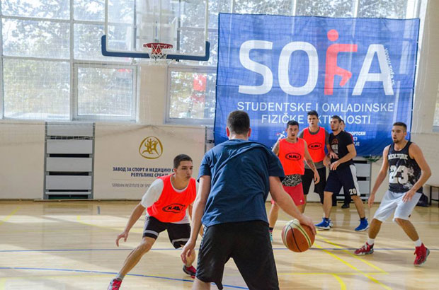 Бесплатно на фудбал и јогу
