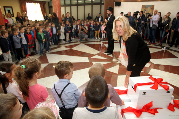 ДЕЧЈИ ОСМЕСИ У ПАЛАТИ ПРЕДСЕДНИКА: Цвијановићева угостила малишане