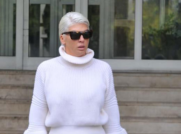 СКАНДАЛОЗНА ПЕВАЧИЦА СЕ НЕ СМИРУЈЕ: Карлеуша показала новинарима средњи прст! (ФОТО)