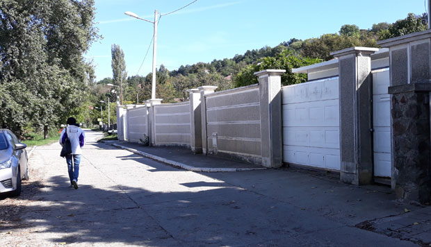 ХАУБИЦА, ОКЛОПНА ВОЗИЛА, АВИОН: Погледајте шта се крије у дворишту убијеног Драгана Амиџића! (ФОТО+ВИДЕО)