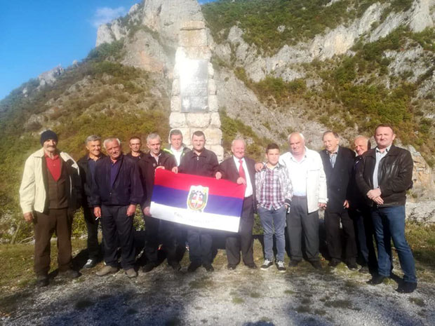 ТРАДИЦИЈА КОД БЕРАНА: Положено цвеће пред споменик краљу Александру