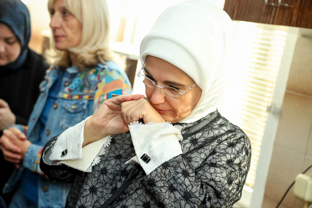 ЕРДОГАНОВА ЖЕНА У КУПОВИНИ: За њу креме од хибискуса и семенки грожђа, а за мужа чај од липе (ФОТО и ВИДЕО)