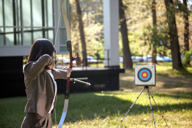 СКАНДАЛ У ГИМНАЗИЈИ: Професорка учила ђаке да гађају стрелом, они погодили ауто