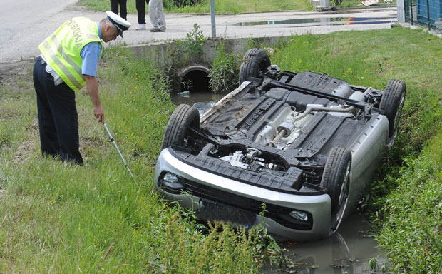 ТЕШКА НЕСРЕЋА КОД УБА: Мушкарац возилом слетео с пута, страдао на месту