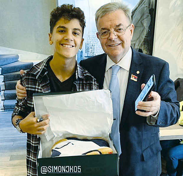 ШПИЈУНКА: Патике и књига