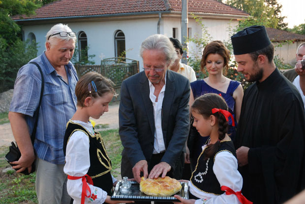 ХОЋЕ ДА МУ УЗМУ НОБЕЛА!?: Петер Хандке на удару невероватних излива мржње