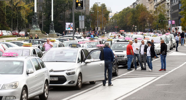ПРОТЕСТУЈУ, А НЕ ИЗМИРУЈУ ОБАВЕЗЕ: Порез није платило око 4.000 таксиста