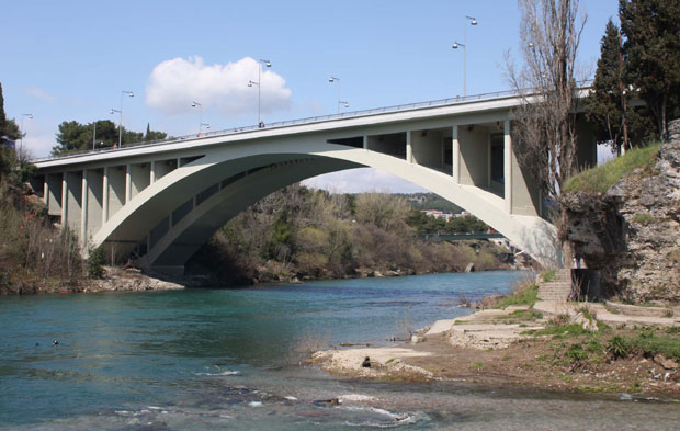 ИЗБЕГНУТА ТРАГЕДИЈА У ПОДГОРИЦИ: Преживео скок са моста, па пар сати из воде преговарао с полицијом пре спасавања