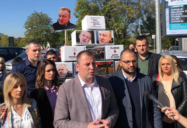 Мирковић и Хандановић одржали перформанс о Ђиласовој “кули од карата” (ФОТО)