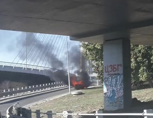 Снимак аутомобила у пламену на Мосту на Ади, не зна се има ли повређених (ВИДЕО)